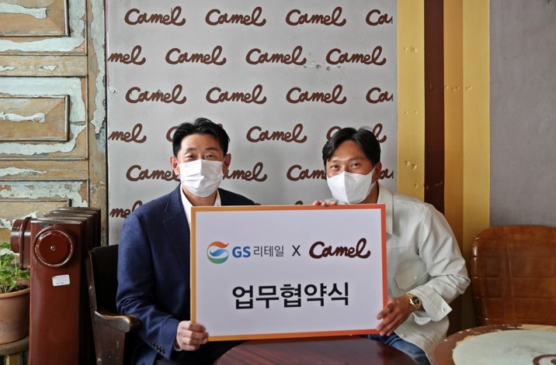 이기철 GS리테일 기획MD부문장(왼쪽)과 박강현 카멜커피 대표가 카멜커피 도산점 내부에서 기념촬영을 하고 있다./사진=GS리테일