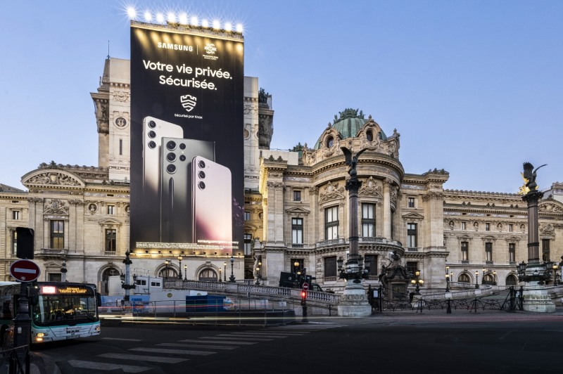 삼성전자가 파리 오페라 가르니에 외벽에 마련된 갤럭시 옥외 광고에 '2030 부산 엑스포' 로고를 포함하고 박람회 유치 활동을 알리고 있다. 사진 제공=삼성전자