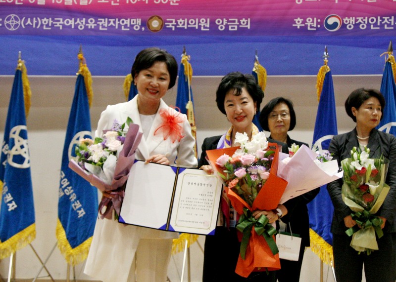 지난 19일 서울 여의도 국회 의원회관 대회의실에서 열린 (사)한국여성유권자연맹 창립 54주년 기념식에서 강신숙 Sh수협은행장(사진 오른쪽)이 ‘양성평등발전인상’을 수상하고 기념촬영을 하고 있다./사진제공=수협은행