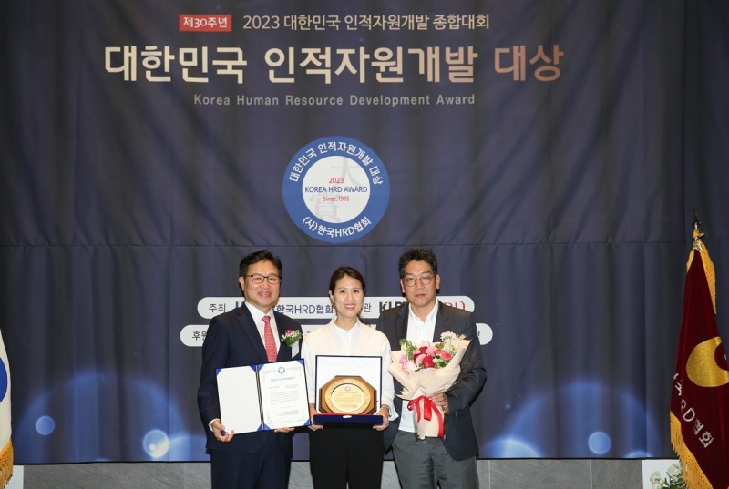 이상윤 ABL생명 인적자원실장(왼쪽)과 직원들이 2023 대한민국 인적자원개발 대상에서 ‘HRD 프로그램 대상’을 수상한 후 기념촬영을 하고 있다.(2023.06.21.)./사진제공=ABL생명