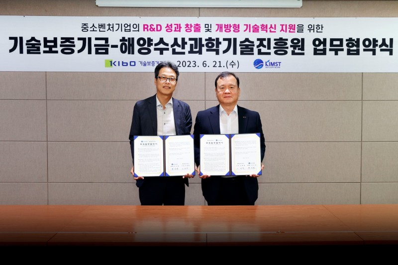 이재필 기술보증기금 이사(오른쪽)와 박진완 해양수산과학기술진흥원 본부장(왼쪽)이 21일 부산 기보 본점에서 해양수산과학 R&D 성과 창출과 중소벤처기업의 개방형 기술혁신 지원을 위한 업무협약을 체결했다. /사진제공=기술보증기금