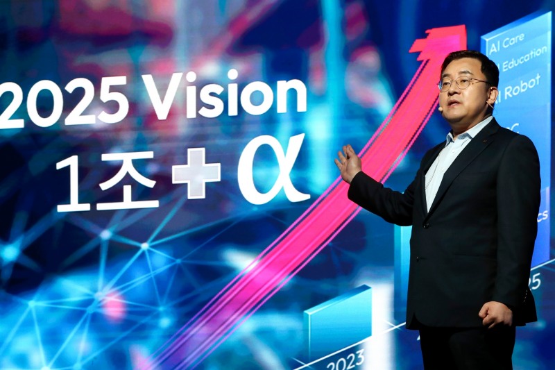 송재호 KT AI/DX융합사업부문장 부사장이 AI 사업 기자간담회에서 인사말을 하고 있다. 사진 제공=KT