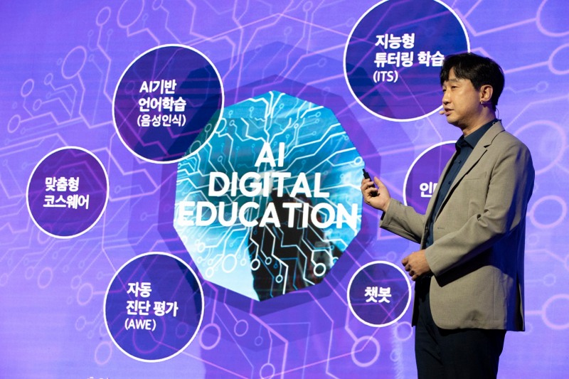 박정호 KT CustomerDX사업단장 상무가 AI 교육 사업에 대해 설명하고 있다. 사진 제공=KT