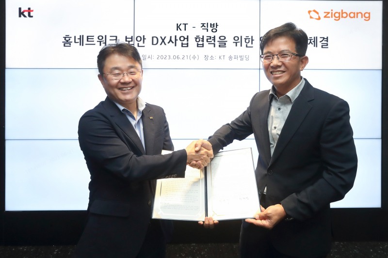 직방 스마트홈 국내사업총괄 이병수 이사(오른쪽)와 KT Enterprise 서비스 DX 본부장 민혜병 상무가 21일 KT송파타워에서 열린 ‘홈네트워크 보안사업 공동 협력을 위한 업무협약식’에서 기념촬영을 하고 있다. / 사진제공=직방