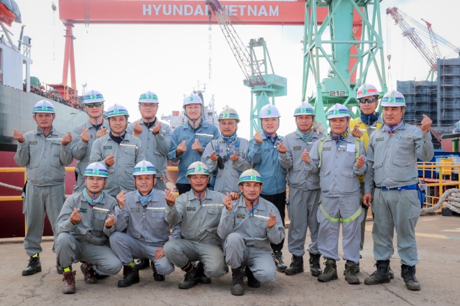 정기선 HD현대 사장이 22일 베트남 중부 칸호아성에 위치한 현대베트남조선을 방문해 공정 진행사항을 살피고, 임직원을 격려했다. /사진제공=HD현대그룹.