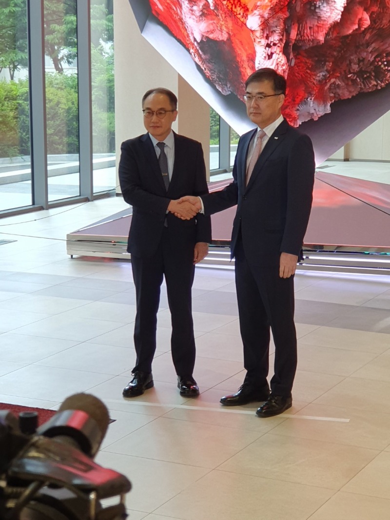 이원석 검찰총장(왼쪽)이 22일 여의도 한국거래소를 방문해 손병두 한국거래소 이사장(오른쪽)과 취재진 앞에 서있다. / 사진= 한국금융신문(2023.06.22)