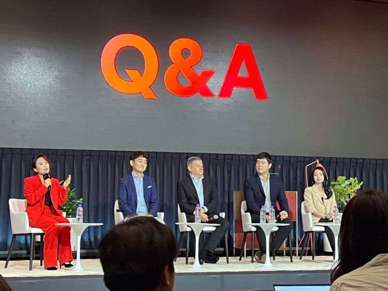 대담을 마친 뒤 기자들과 질의응답 시간을 가지고 있다. (왼쪽부터) 배우 박경림, 강동한 부사장, 서랜도스 CEO, 이성규 시니어 디렉터, 고현주 PR 총괄 시니어 디렉터 / 사진=이주은기자
