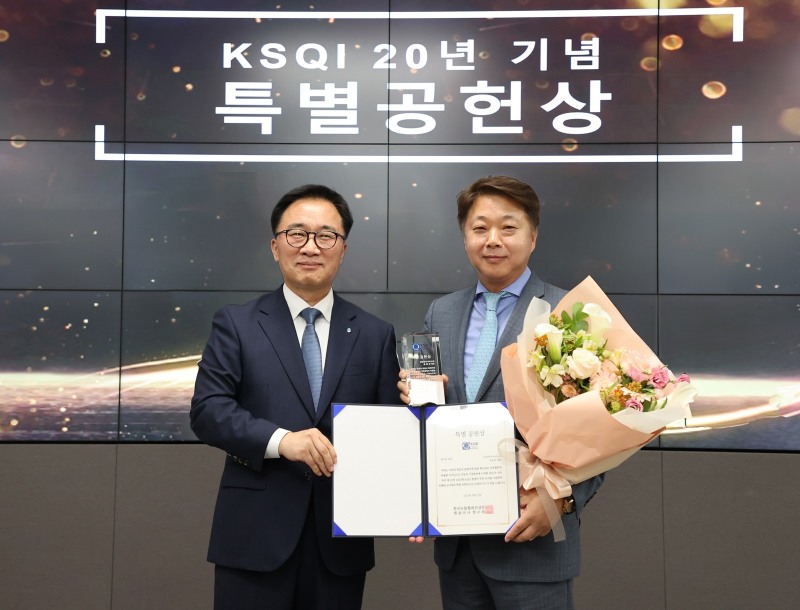 송봉섭 삼성전자서비스 대표이사(오른쪽)가 한수희 한국능률협회컨설팅 대표이사(왼쪽)에 '특별 공헌상'을 수여받았다. 사진 제공=삼성전자서비스