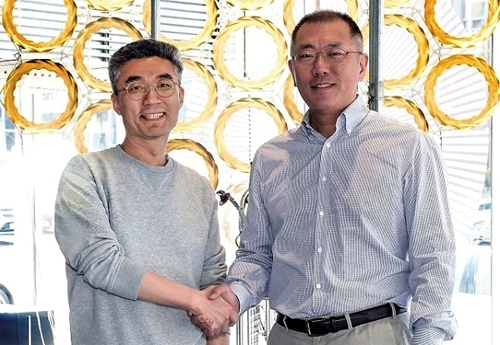 ▲ 송창현 포티투닷 대표(왼쪽)와 정의선 현대자동차그룹 회장.