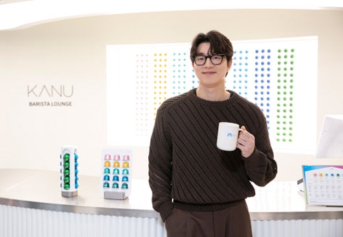 ▲ 동서식품 카누 모델 배우 공유가 서울 성수동 팝업스토어 ‘카누 하우스’에서 기념촬영을 하고 있다. 사진=동서식품