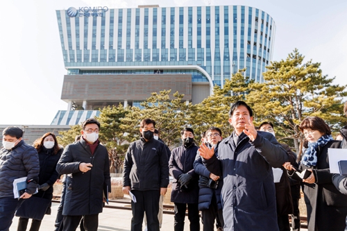 ▲ 박강수 마포구청장 당인동 발전소 현장을 찾아 개발 방향을 의논하는 모습. 사진제공 = 마포구