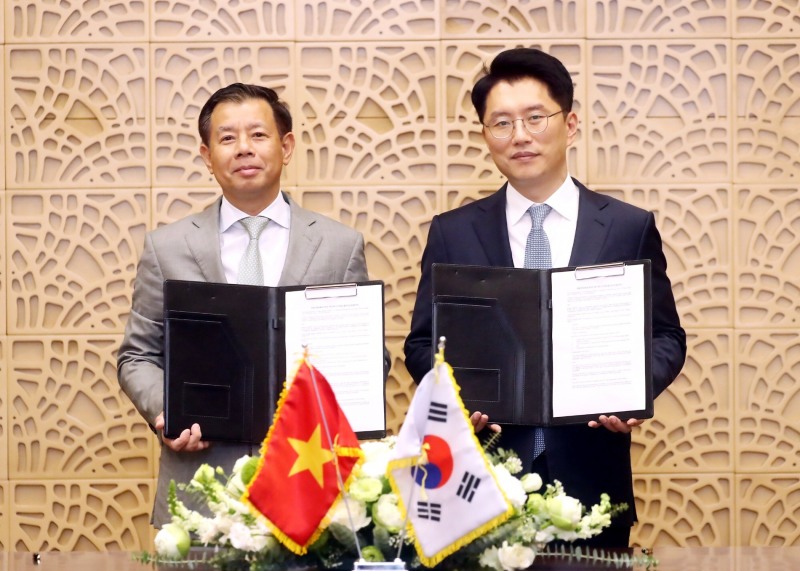 카카오모빌리티 류긍선 대표(오른쪽)과 빈그룹의 응우옌 비엣 꽝 (Nguyen Viet Quang) CEO(왼쪽)가 협약식 체결 기념사진을 촬영하고 있다. / 사진제공=카카오모빌리티