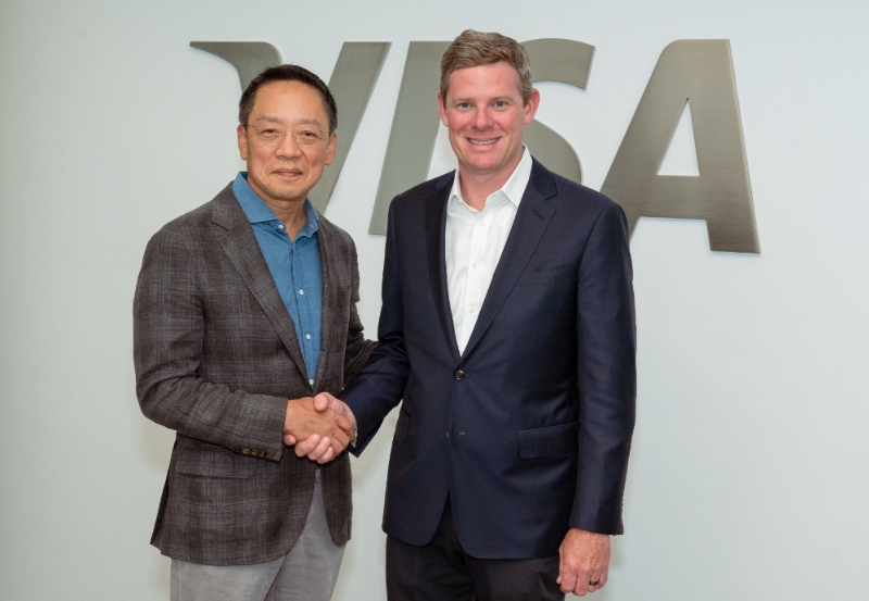 지난 21일 미국 샌프란시스코 Visa 글로벌 본사에서 열린  '전략적 비즈니스 파트너십' 협약식에서 정태영 현대카드 부회장(왼쪽)과 라이언 맥이너니(Ryan Mclnerney) Visa CEO가 손을 맞잡고 있다. /사진제공=현대카드 