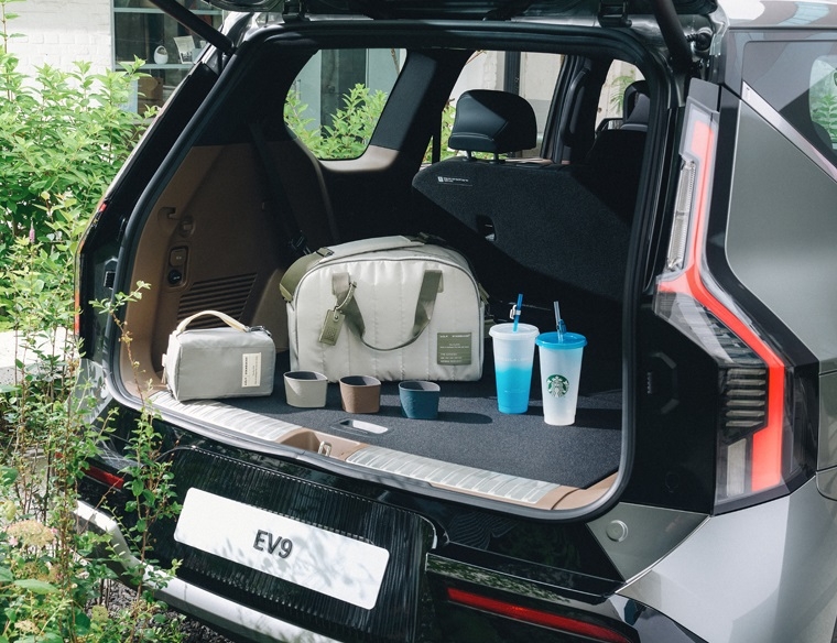 기아, 스타벅스와 EV9 콜라보 굿즈 선보인다