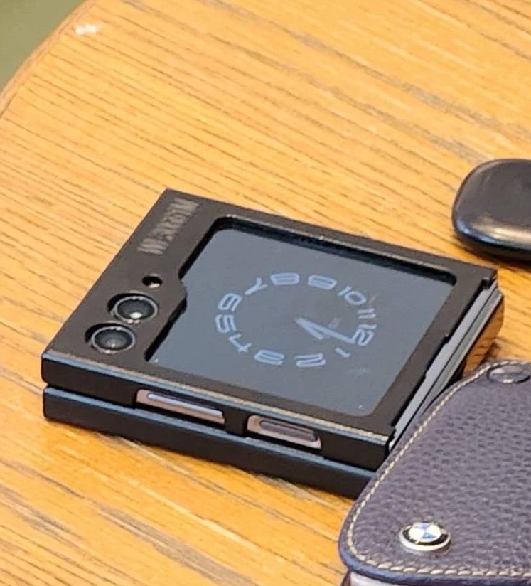 갤럭시Z플립5 추정 이미지. 사진=레베그너스 트위터