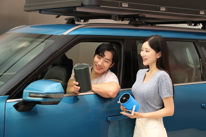 삼성전자 모델이 부천 기아플래그쉽 스토어에서 '더 프리스타일(The Freestyle) EV9 에디션'을 소개하고 있다. 사진 제공=삼성전자