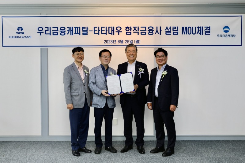 우리금융캐피탈이 타타대우상용차, 타타대우상용차판매와 함께 26일 군산공장에서 합작금융사 설립을 위한 MOU를 체결했다. 사진 왼쪽부터 정연기 우리금융캐피탈 대표이사 내정자와 조병규 우리금융캐피탈 대표이사 겸 우리은행장 내정자, 김방신 타타대우상용차 사장, 김정우 타타대우상용차판매 대표이사. /사진제공=우리금융캐피탈