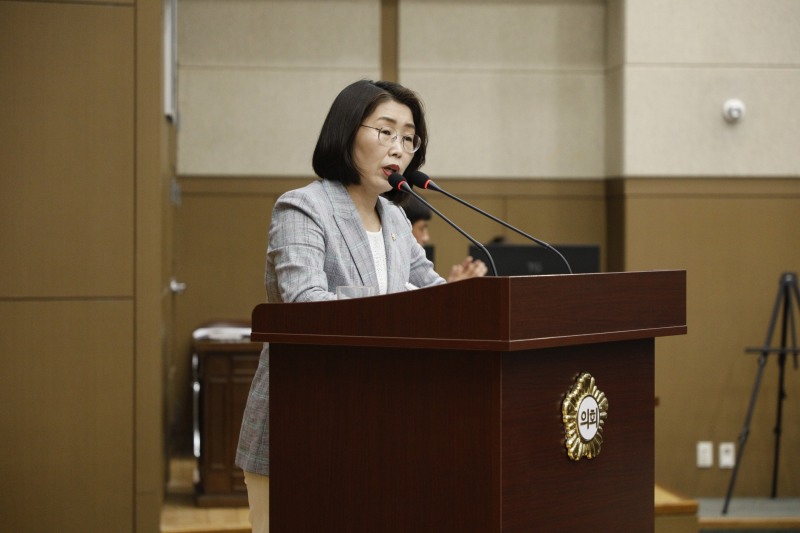 마포구의회 장정희 의원이 쓰레기 방치와 관련해 구정질문을 진행하는 모습./사진제공=마포구의회