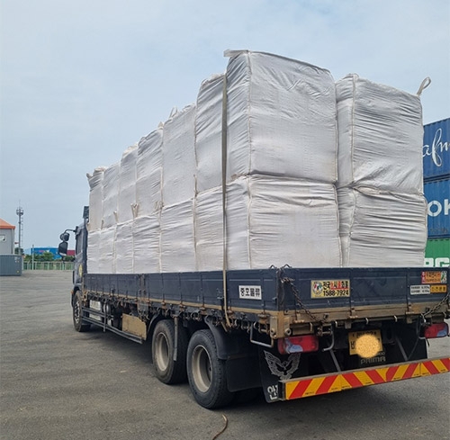 농협 축산경제, '축사깔개용 톱밥 공동구매' 축산농가 생산비 절감 기여