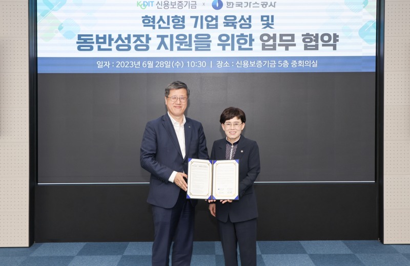 최원목 신용보증기금 이사장(왼쪽)과 최연혜 한국가스공사 사장(오른쪽)이 28일 신용보증기금 본점에서 혁신형 기업 육성 및 동반성장 지원을 위한 업무협약을 체결했다. /사진제공=신용보증기금