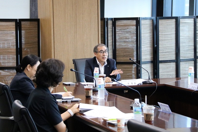 오정훈 강원랜드 상생경영본부장이 인권경영위원회 회의에서 발언하는 모습./사진제공=강원랜드