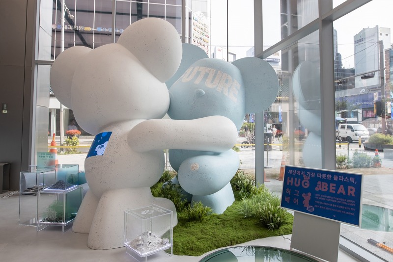 삼성 강남 입구에 전시된 재생 플라스틱 소재를 활용한 대형 '허그 베어'. 사진 제공=삼성전자