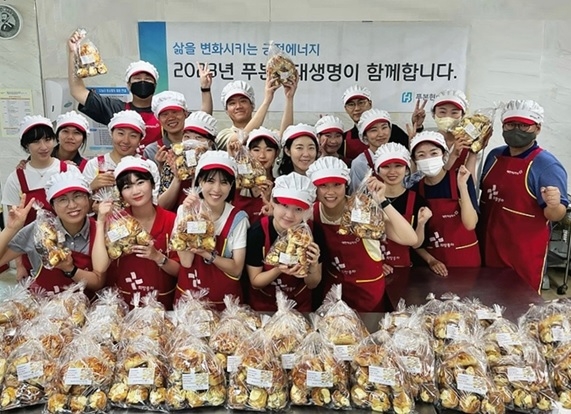 푸본현대생명은 대한적십자사 서울지사와 함께 양천구 소재 긴급구호종합센터에서 ‘사랑의 빵 나누기’ 봉사활동을 펼쳤다고 28일 밝혔다. (2023.06.28.)./사진제공=푸본현대생