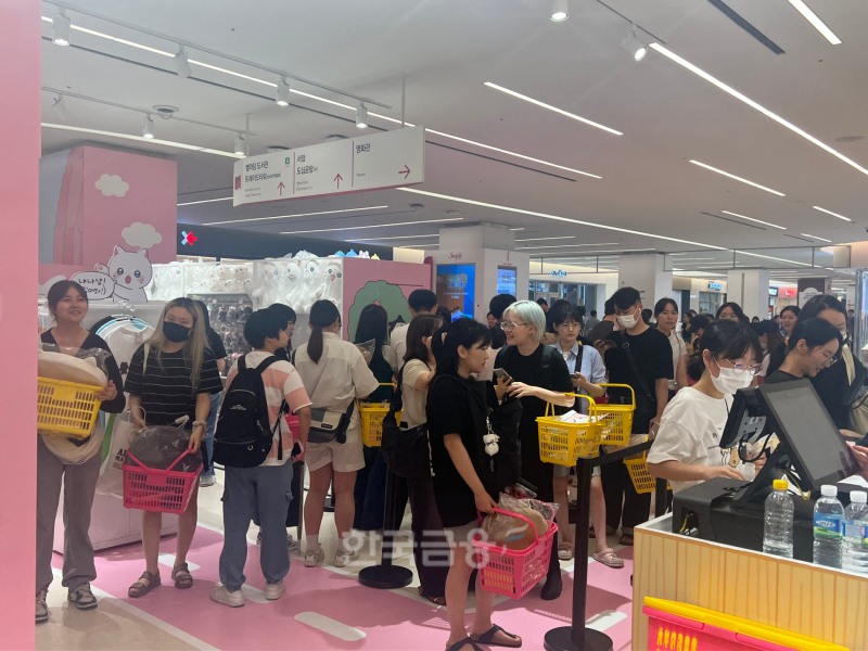 서울 삼성동 스타필드 코엑스몰에 마련된 네이버웹툰 팝업스토어 첫날 현장 사진. / 사진=이주은기자