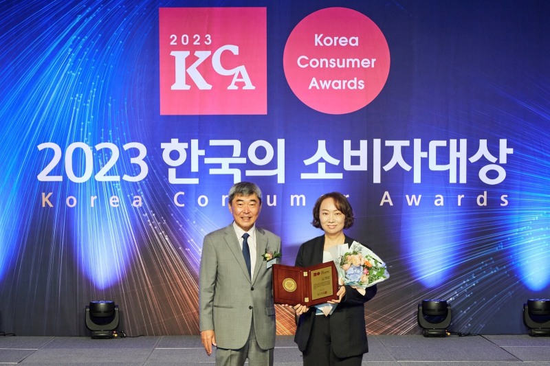 (왼쪽부터) 시상을 맡은 유창조 ‘2023 한국의 소비자대상’ 심사위원장(동국대학교 경영학과 교수), 김기화 한국필립모리스 커뮤니케이션 총괄이 기념사진을 촬영하고 있다./ 사진 = 한국필립모리스