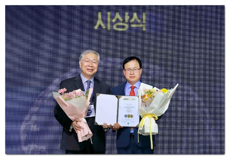 '2023 DLG 국제식품품평회'에서 (사진 오른쪽) 정호석 하림 대표가 기념사진을 촬영하고 있다./ 사진 = 하림