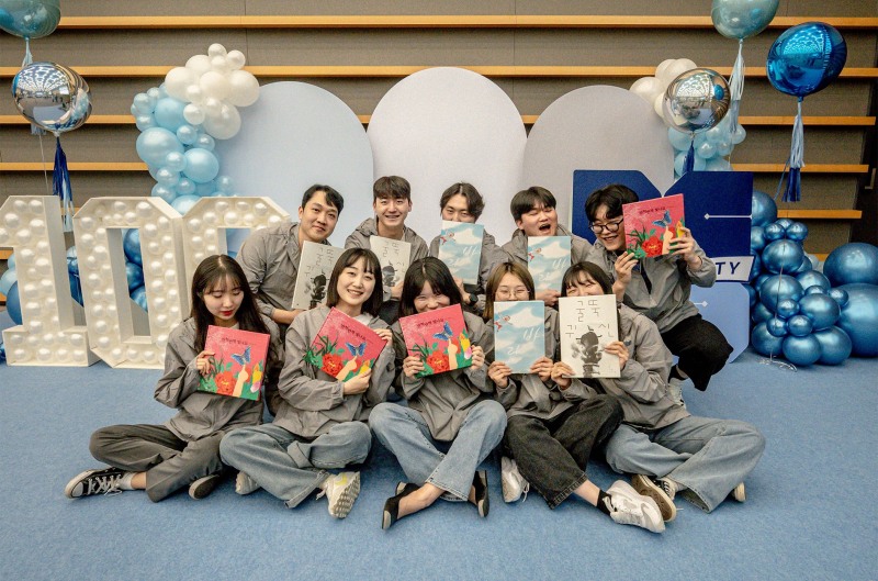 지난 4월 엔씨소프트 직원들은 시각장애 아동을 위해 80여권의 점자 동화책을 제작해 경기도 내 도서관에 기부했다. / 사진제공=엔씨소프트