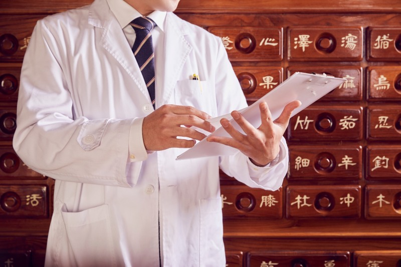 자동차보험 한방진료비가 증가하고 있는 가운데 복수진료심사기준이 부재한 결과라는 분석이 나왔다./사진제공=이미지투데이