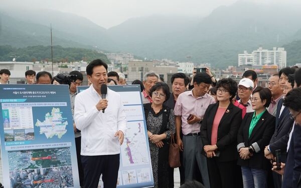 오세훈 서울시장이 30일 서울 도봉구 덕성여자대학교 차미리사기념관에서 북한산 고도지구 현황 및 재정비에 대해 언급하고 있다./사진제공=서울시