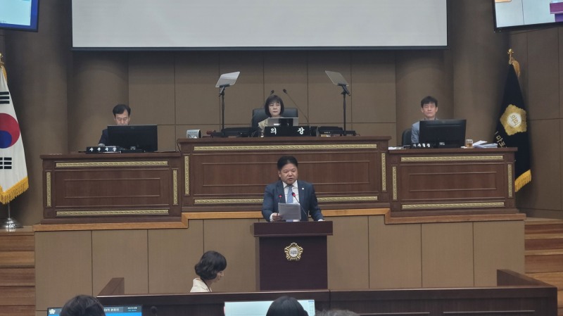 신종갑 마포구의회 의원이 결의문을 대표 낭독하는 모습./사진=주현태 기자