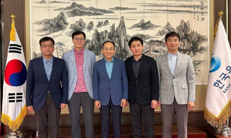 추경호 경제부총리 겸 기획재정부 장관이 1일 지난 4월 새롭게 입주한 한국은행 본관에서 거시경제·금융현안 간담회를 했다. (왼쪽부터) 최상목 대통령실 경제수석, 이창용 한은 총재, 추경호 부총리, 김주현 금융위원장, 이복현 금융감독원장. / 사진제공= 기획재정부(2023.07.02)