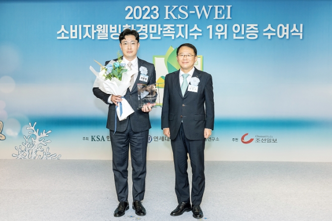 KCC(대표 정재훈)가 지난달 30일 서울시 중구 소공동 롯데호텔에서 열린 ‘2023 소비자웰빙환경만족지수(KS-WEI)’ 시상식에서 창호재 부문과 건축용 수성도료 부문에서 1위로 선정됐다. /사진제공=KCC.