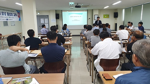 농림수산업자신용보증기금 충남지역보증센터(센터장 김상현)는 스마트팜에 관심이 있는 농촌지도자와 청년농업인 등을 초청해 농업인을 위한 농신보 제도를 홍보하는 모습.