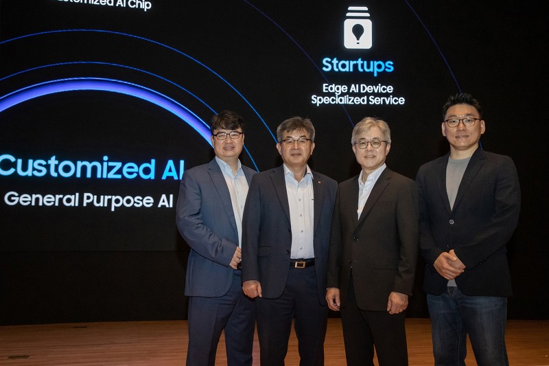 삼성전자가 4일 삼성동 코엑스에서 개최한 '삼성 파운드리/SAFE 포럼'에 고객과 파트너 1,100여명이 참석한 가운데 (왼쪽부터) 김녹원 딥엑스 대표, 고대협 LX세미콘 연구소장, 최시영 삼성전자 파운드리사업부 사장, 박성현 리벨리온 대표가 기념촬영을 하고 있다.  사진 제공=삼성전자