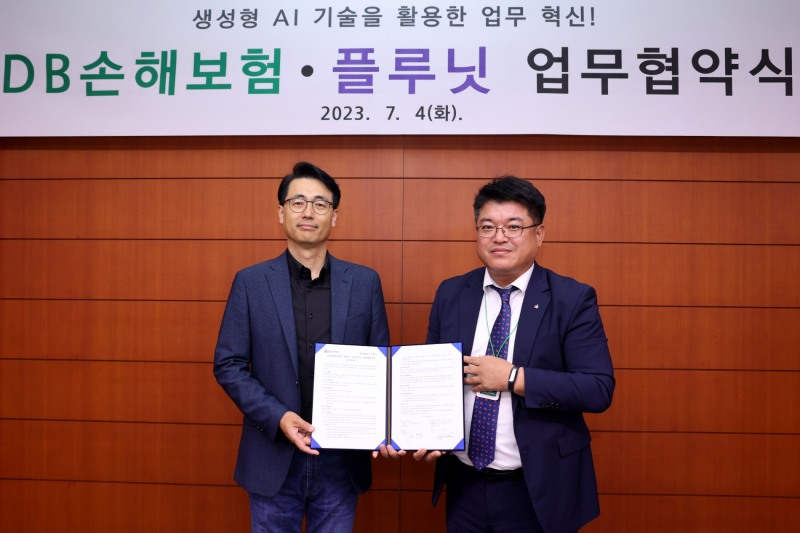 심진섭 DB손해보험 본부장(오른쪽)과 이경일 플루닛 대표가 기념 촬영을 하고 있다./사진제공=DB손해보험