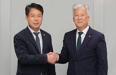 김영범 코오롱인더스트리 대표이사(왼쪽)와 이평구 한국지질자원연구원 원장. 제공=코오롱인더.