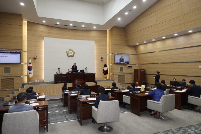 오천진 용산구의회 의장이 본회의를 주재하는 모습./사진제공=용산구의회