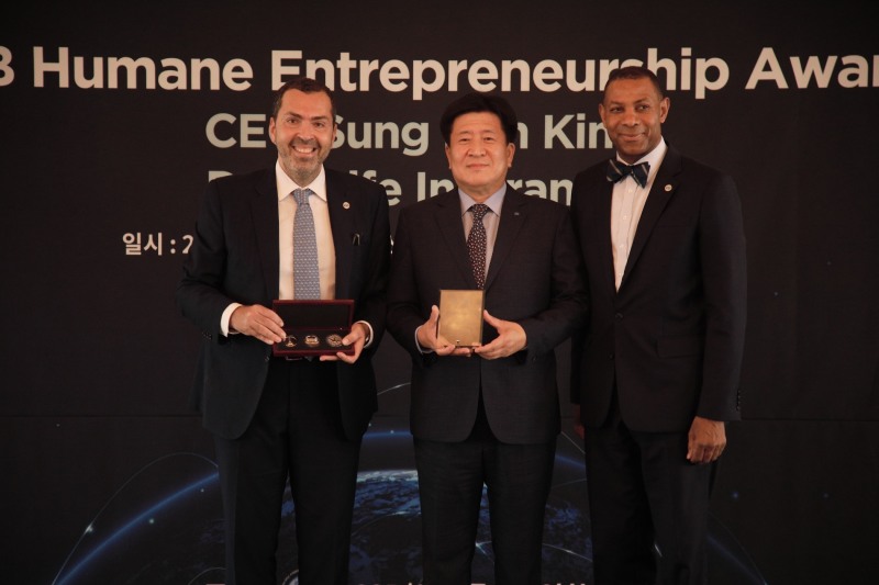 김성한 DGB생명 대표이사(가운데), 윈슬로우 사전트(Winslow Sargeant) 세계중소기업학회(ICSB) 회장(왼쪽), 김기찬 가톨릭대 교수 겸 ICSB 차기회장(오른쪽)이 7일 ‘사람중심기업가상 시상식’에서 기념 사진을 촬영하고 있다.(2023.07.07.)./사진제공=DGB생명