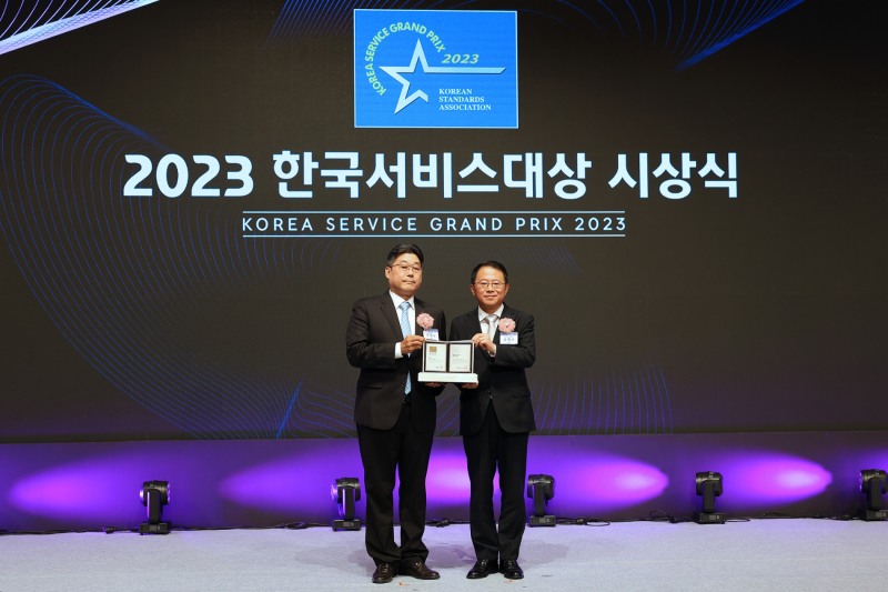 롯데건설 전략기획 부문 주영수 상무(왼쪽)가 ‘2023 한국서비스대상 시상식’에 참여해 수상 후 기념 촬영을 하고 있다. / 사진제공=롯데건설