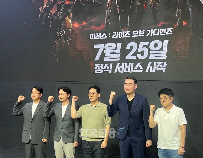 카카오게임즈 '아레스: 라이즈 오브 가디언즈' 미디어 체험회 현장 사진. (좌측부터) 김태형 카카오게임즈 사업실장, 이시우 카카오게임즈 CBO, 김기범 세컨드다이브 TD, 김태우 세컨드다이브 시스템 기획실장, 권태균 세컨드다이브 컨텐츠 기획실장. / 사진=이주은기자