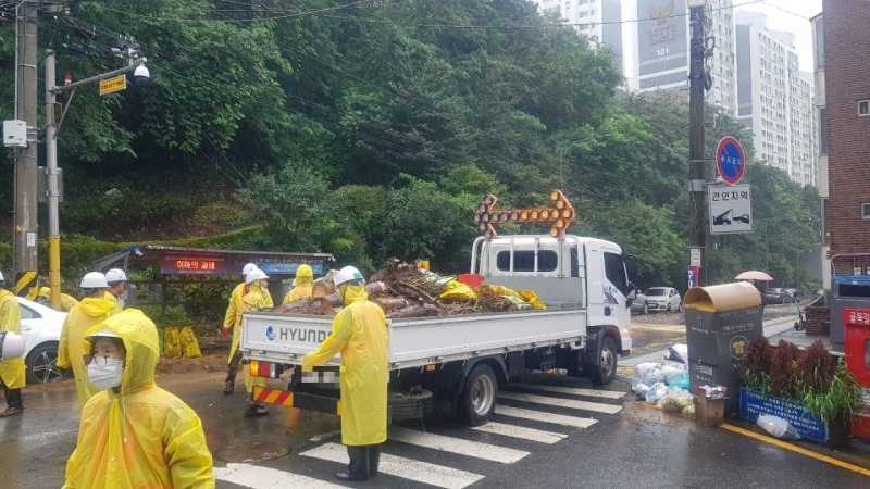 지난해 여름 동작구에서 재난복구 장비로 수해피해를 복구하는 모습 / 사진제공=동작구청