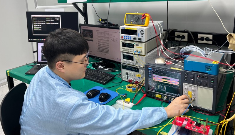 오이솔루션 담당자가 SKT와 함께 개발한 ‘프론트홀 고속 전송 가용 파장 확대 기술’을 시연하고 있다. 사진 제공=SK텔레콤