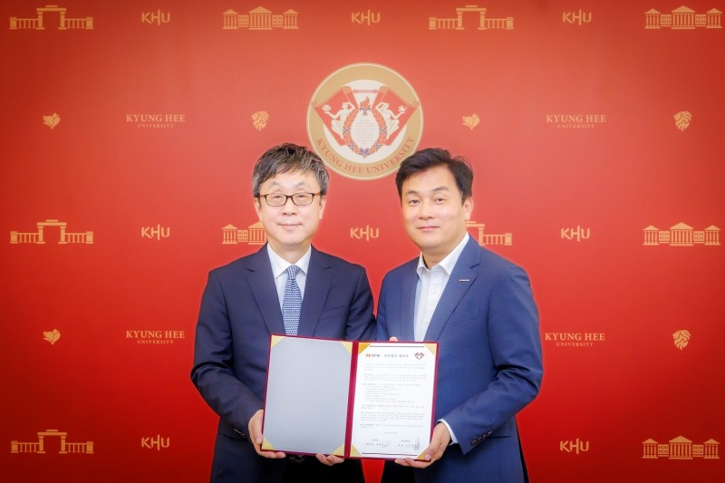 지난 7일 경희대 서울캠퍼스 본관에서 진행된 협약식에서 장재성 삼양식품 대표이사(오른쪽)과 한균태 경희대 총장이 기념 촬영을 하고 있다./ 사진 = 삼양식품