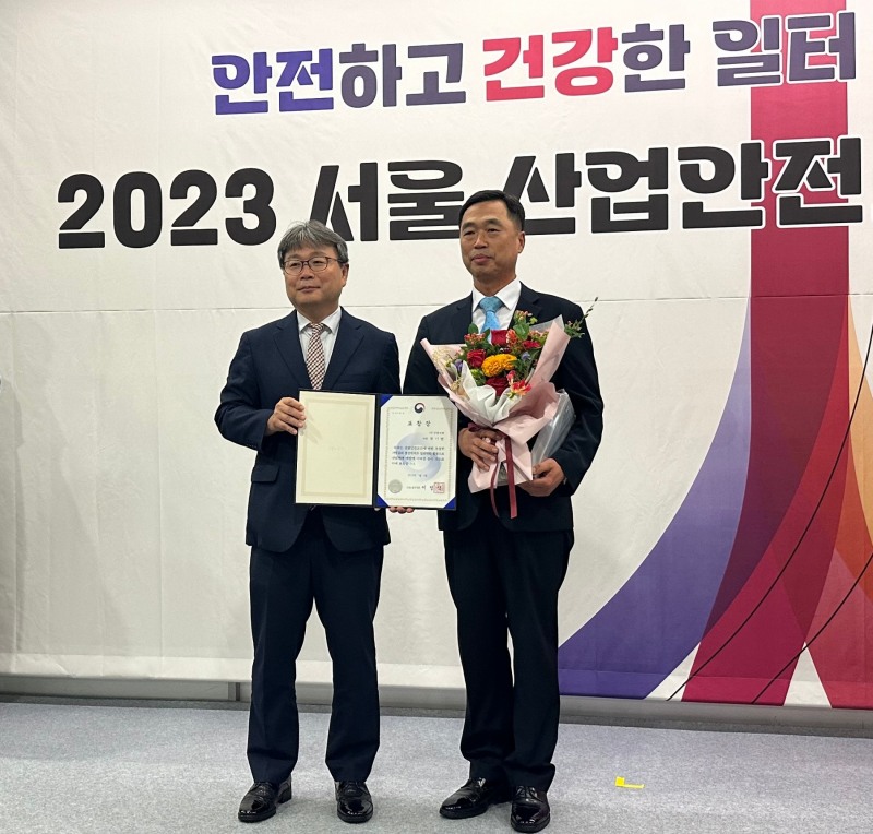 노길준 서울고용노동청 청장(왼쪽)과 천기연 부영그룹 안전관리부 부서장(오른쪽)이 기념촬영을 하는 모습./사진제공=부영그룹
