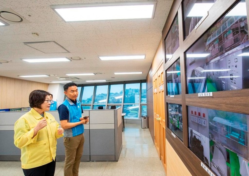 박희영 용산구청장이 재난상황실을 찾아 수방근무상황을 점검하는 모습./사진제공=용산구