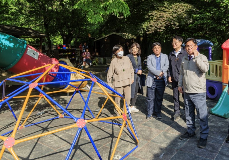 박강수 마포구청장(오른쪽)이 어린이집 시설점검을 하는 모습./사진제공=마포구